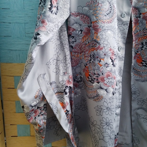 ~VINTAGE~ Button Up long sleve Silk Blazer! - Picture 5 of 8